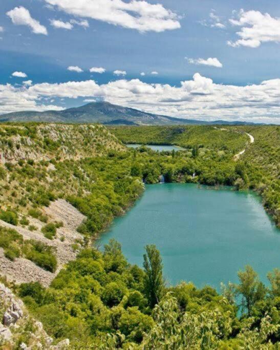 Bedroom For 1, In 100 Y Old Dalmatian House, Under Mountain, 14 Km To Np Krka, 35 Mins Drive To Beach Razvode Exterior foto